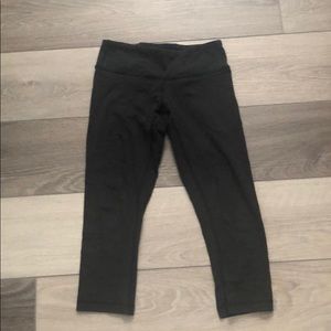 Lululemon black cropped legging